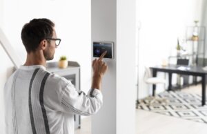 Quanti kW servono in casa: come scegliere la potenza giusta del contatore Contatore elettrico domestico con indicazione della potenza in kW per la gestione dei consumi energetici