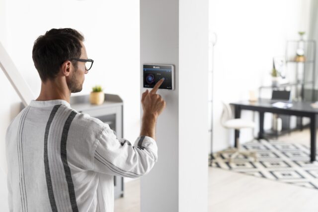 Contatore elettrico domestico con indicazione della potenza in kW per la gestione dei consumi energetici