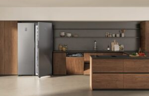 Samsung rinnova la cucina con la gamma Bespoke AI: più efficienza energetica, intelligenza e design Elettrodomestici Samsung Bespoke AI in cucina con frigorifero, lavastoviglie e piano a induzione per risparmio energetico