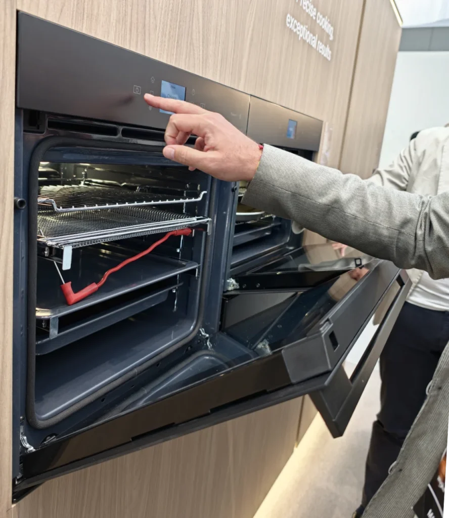 Forno con finitura Matt: un concentrato di innovazione con display TFT a colori e la tecnologia 6° SENSO con oltre 70 ricette assistite per cucinare qualsiasi pietanza.