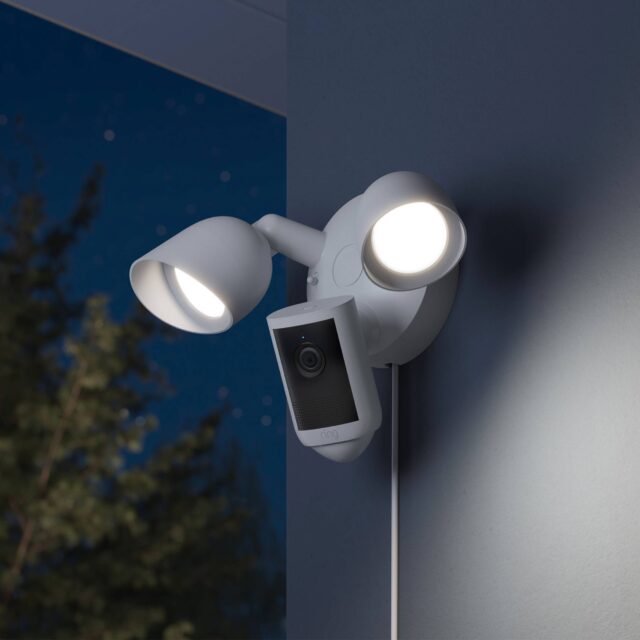 Nuove videocamere Ring Spotlight Cam e Floodlight Cam con tecnologia video Retinal 2K