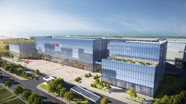 Linea di produzione automatizzata TCL nella smart factory di Guangzhou con robot industriali e sistemi basati su intelligenza artificiale