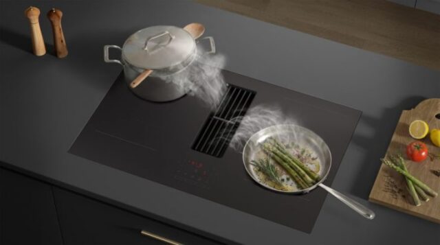 Piano a induzione Samsung con cappa integrata installato a filo del piano cucina