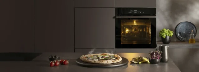 Forno Hisense Pizza Mode Pro con pizza cotta ad alta temperatura
